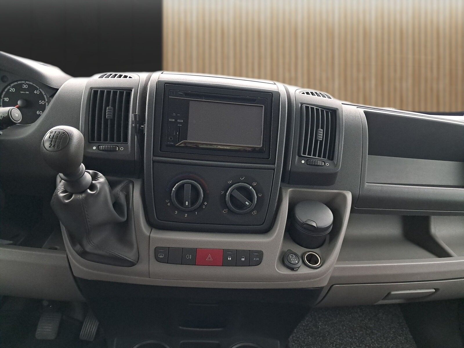 Fahrzeugabbildung Knaus Sun Traveller SunTR 550 D SAT, Markise, RK