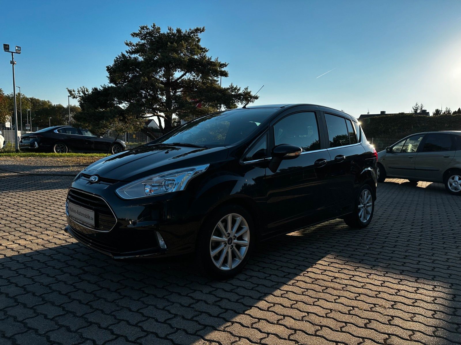 Fahrzeugabbildung Ford B-Max KD Neu Top Zustand Allw.Reifen TÜV Neu