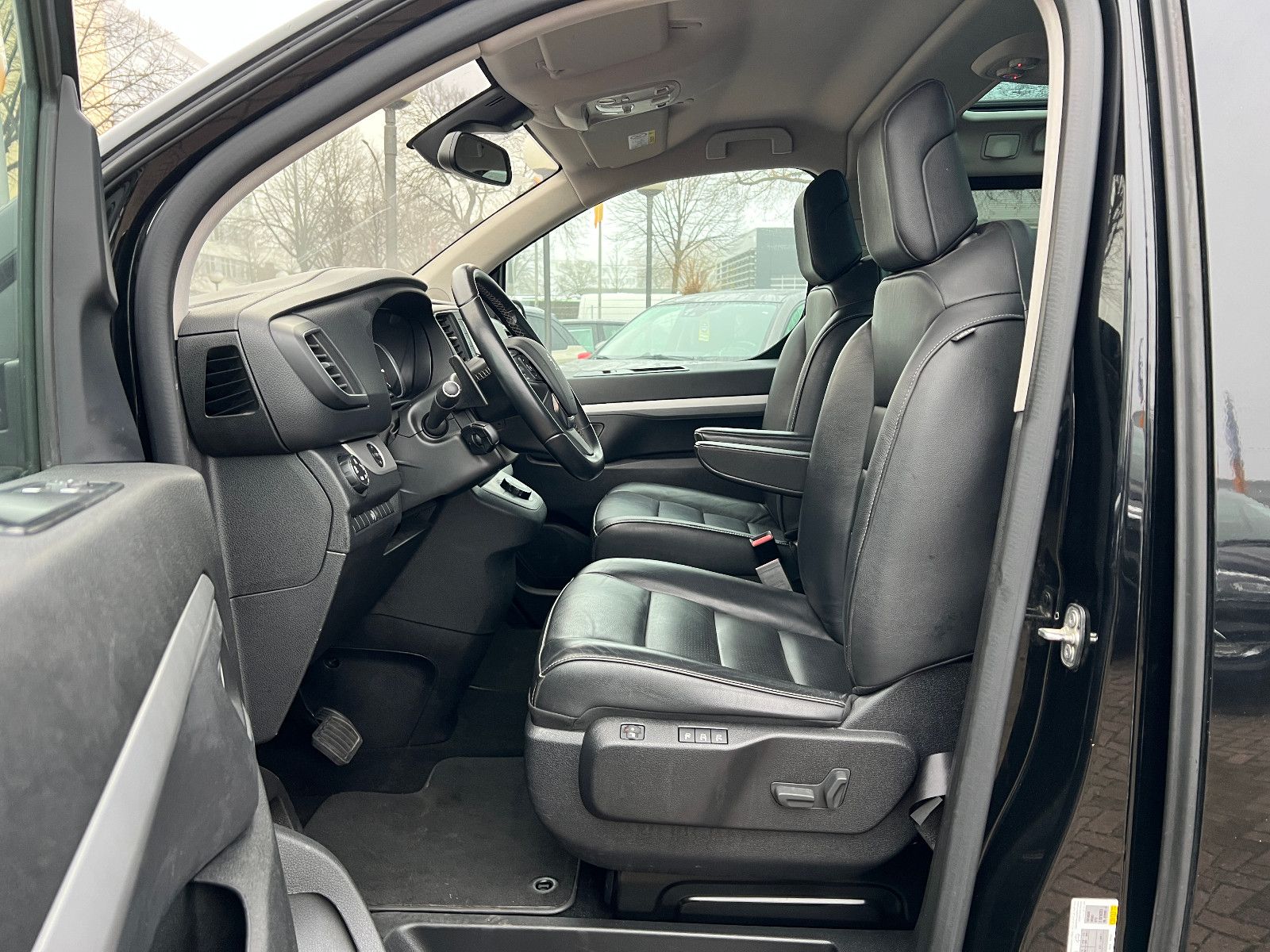 Fahrzeugabbildung Peugeot Traveller Business VIP L2 7-SITZER ABSOLUT VOLL