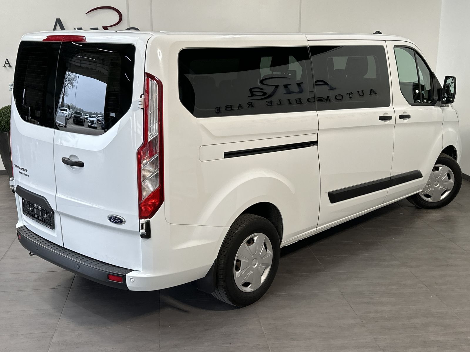 Fahrzeugabbildung Ford Transit Custom 340 L2H1 9-Sitzer NAV+SHZ+CARPLAY