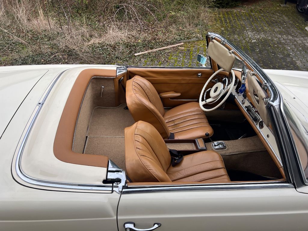 Mercedes-Benz 230