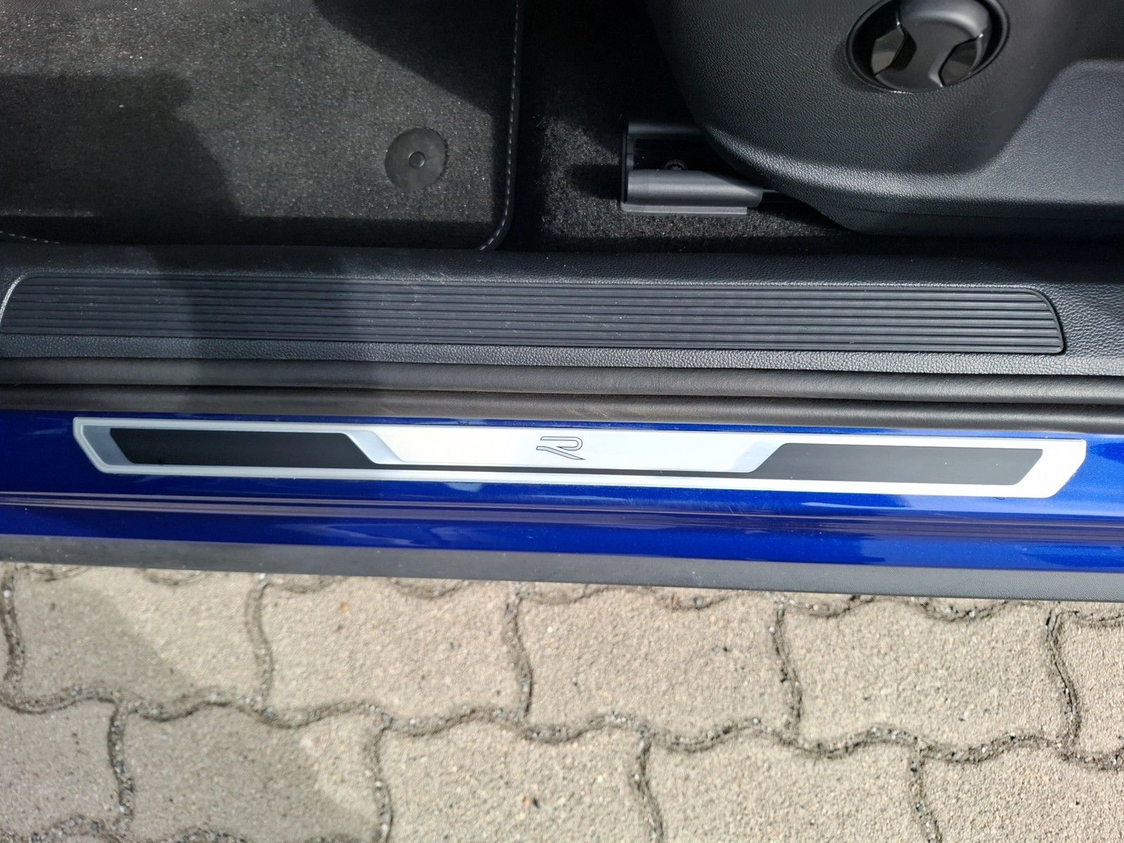 Fahrzeugabbildung Volkswagen T-Roc TSI R-Line DSG Matrix Navi AID ACC Park-As