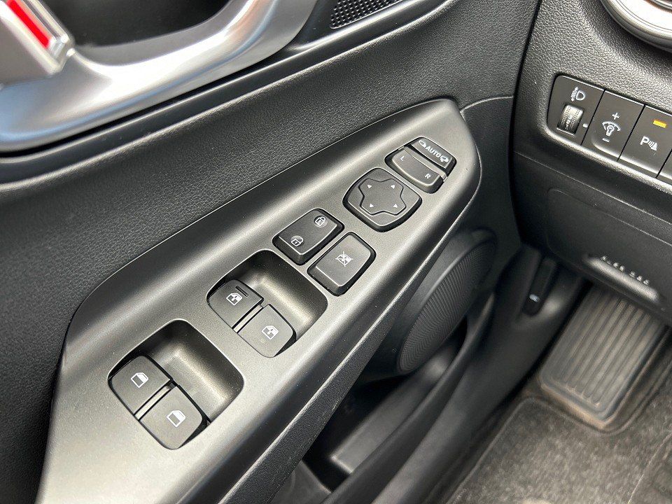 Fahrzeugabbildung Hyundai KONA EV 64kWh PLUS-P AVILOO-97,4%-SOH 484KM-RW++