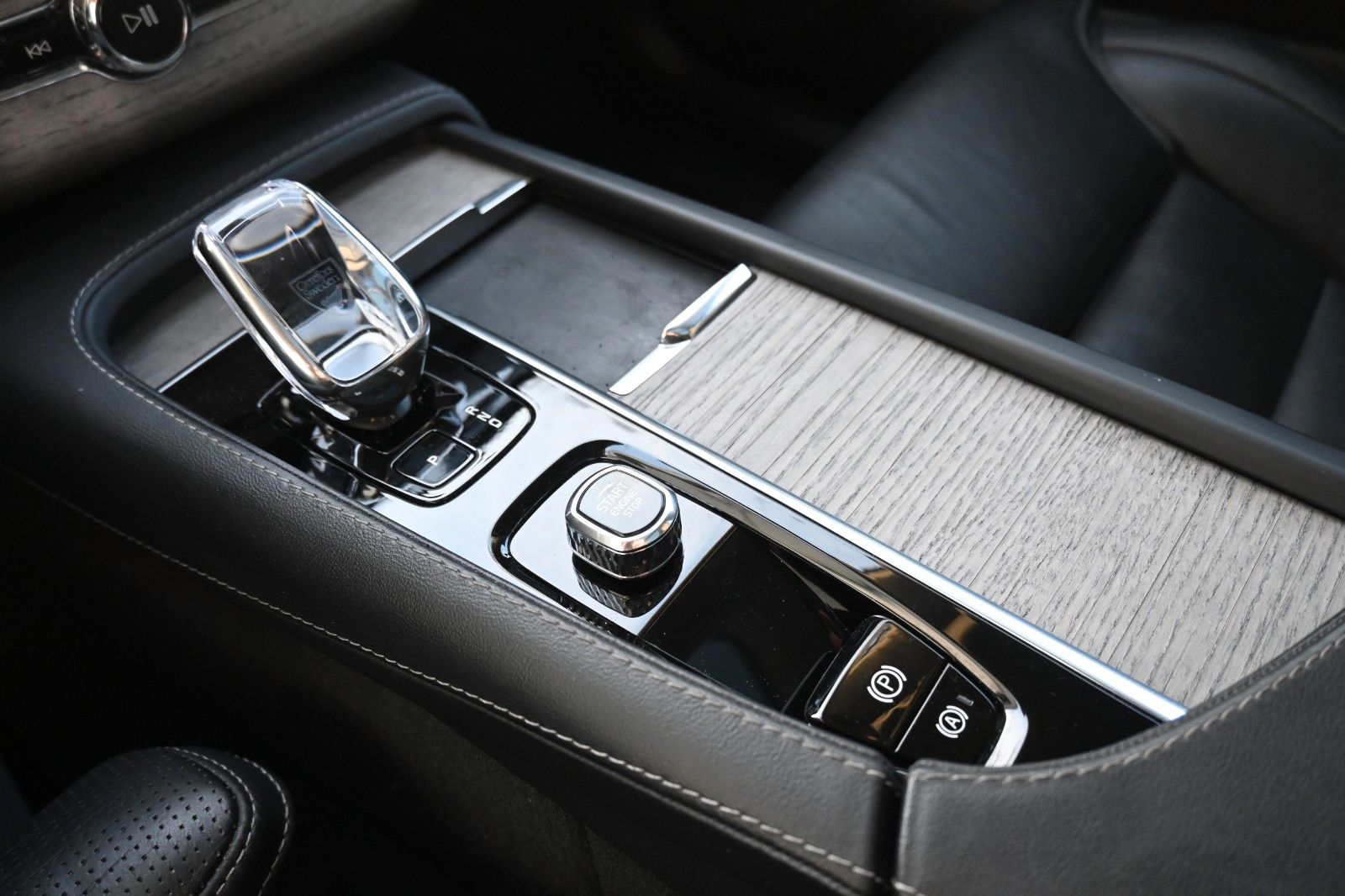 Fahrzeugabbildung Volvo XC90 B5D AWD Plus Dark*STDHZG*PANO*LUFT*360°*AHK