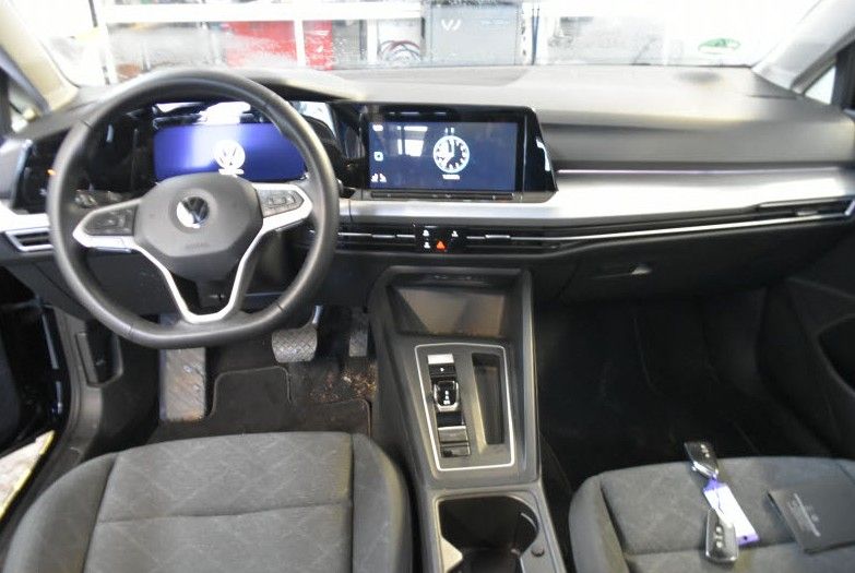 Fahrzeugabbildung Volkswagen Golf VIII Variant 1.0 eTSI DSG Life AHK LED ACC