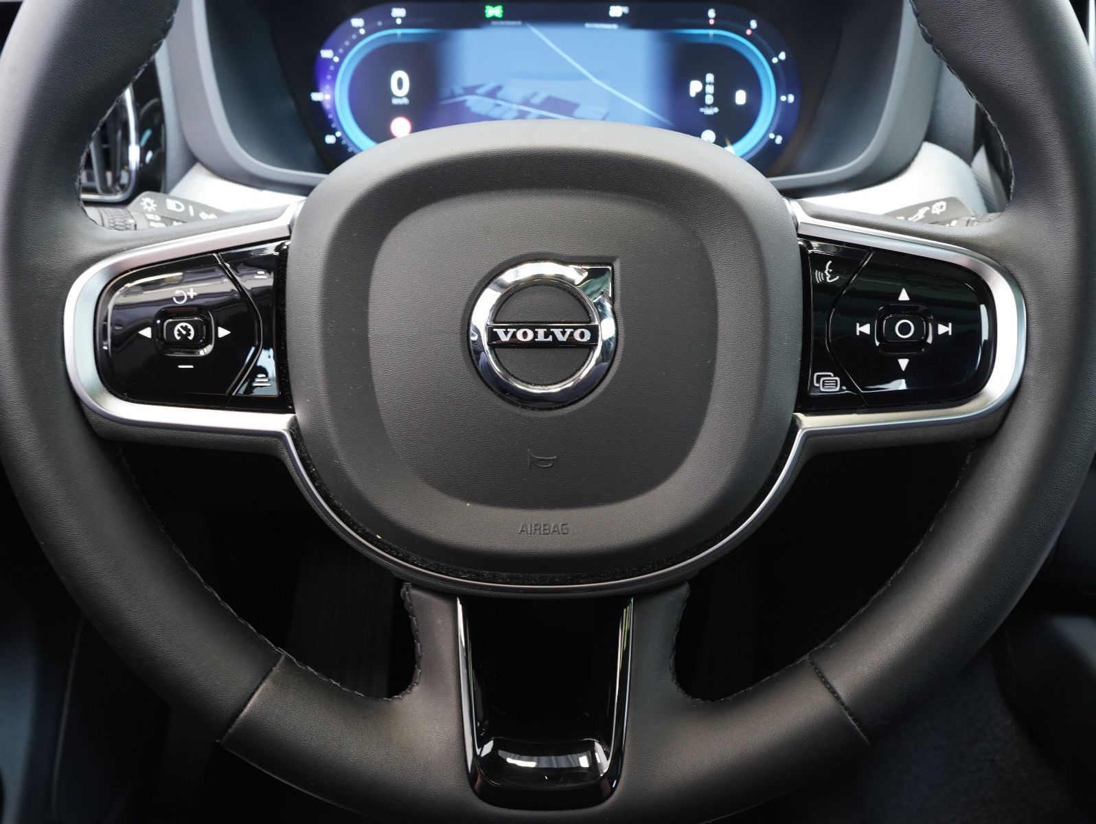 Fahrzeugabbildung Volvo XC60 B4 D AWD Plus Dark PANORAMA/LED/ACC/AHK
