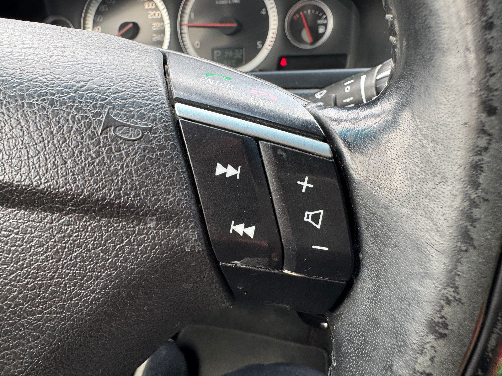 Fahrzeugabbildung Volvo XC90 2.4 D5 AWD GEARTRONIC 7-SITZER VOLL TÜV NEU