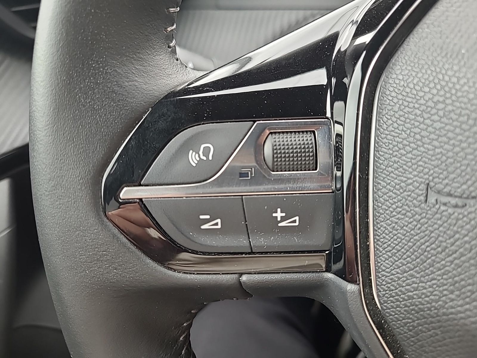 Fahrzeugabbildung Peugeot 2008 Allure +LED+TEMPOMAT+CARPLAY+LANEASSIST+