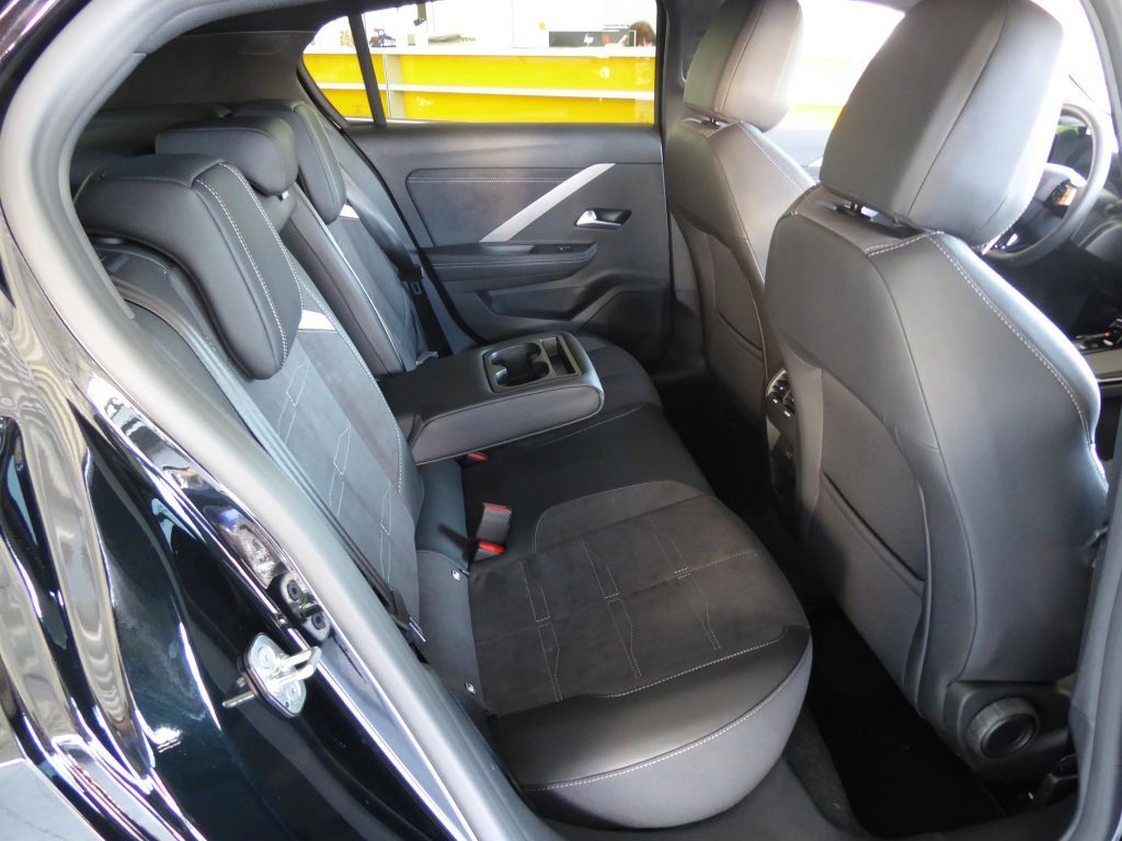 Fahrzeugabbildung Opel Astra Ultimate 1.2 Turbo Aut.+Panorama+LED+HUD+