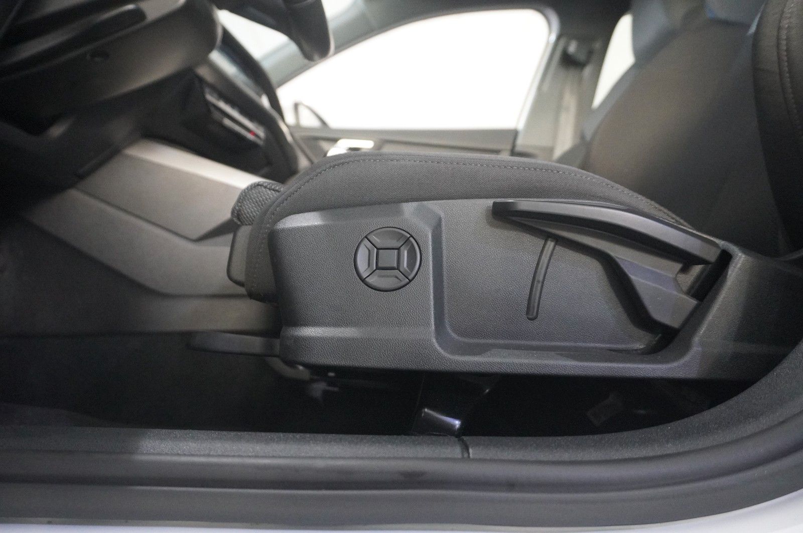 Fahrzeugabbildung Audi A3 Sportback 35 TFSI NAVI/LED/SPORT/SHZ/VIRT/DAB