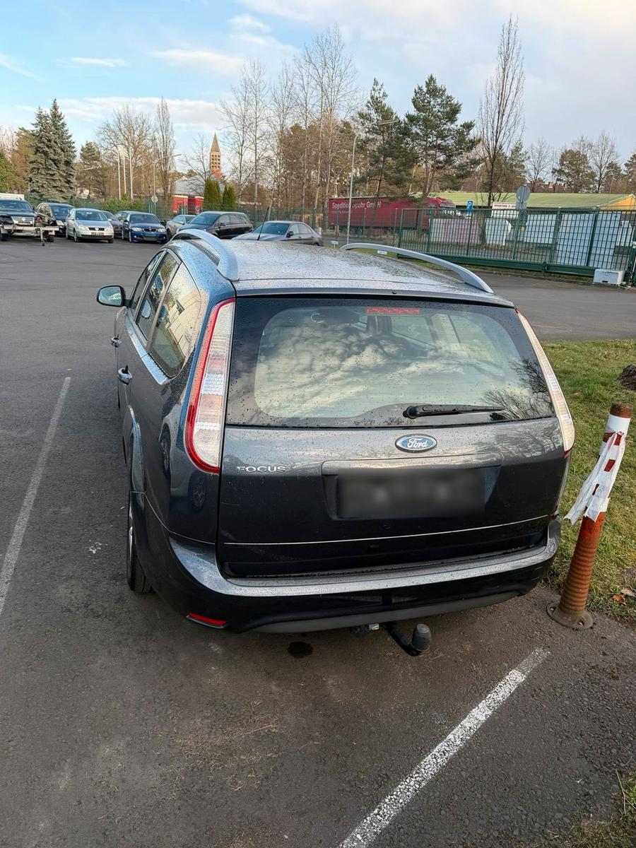 Ford Focus 2010 — rear view