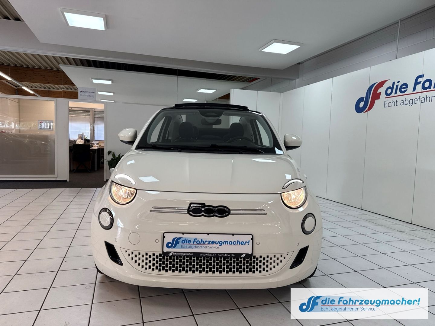 Fahrzeugabbildung Fiat 500e Apple CarPlay Android Auto Klimaautom Fahre