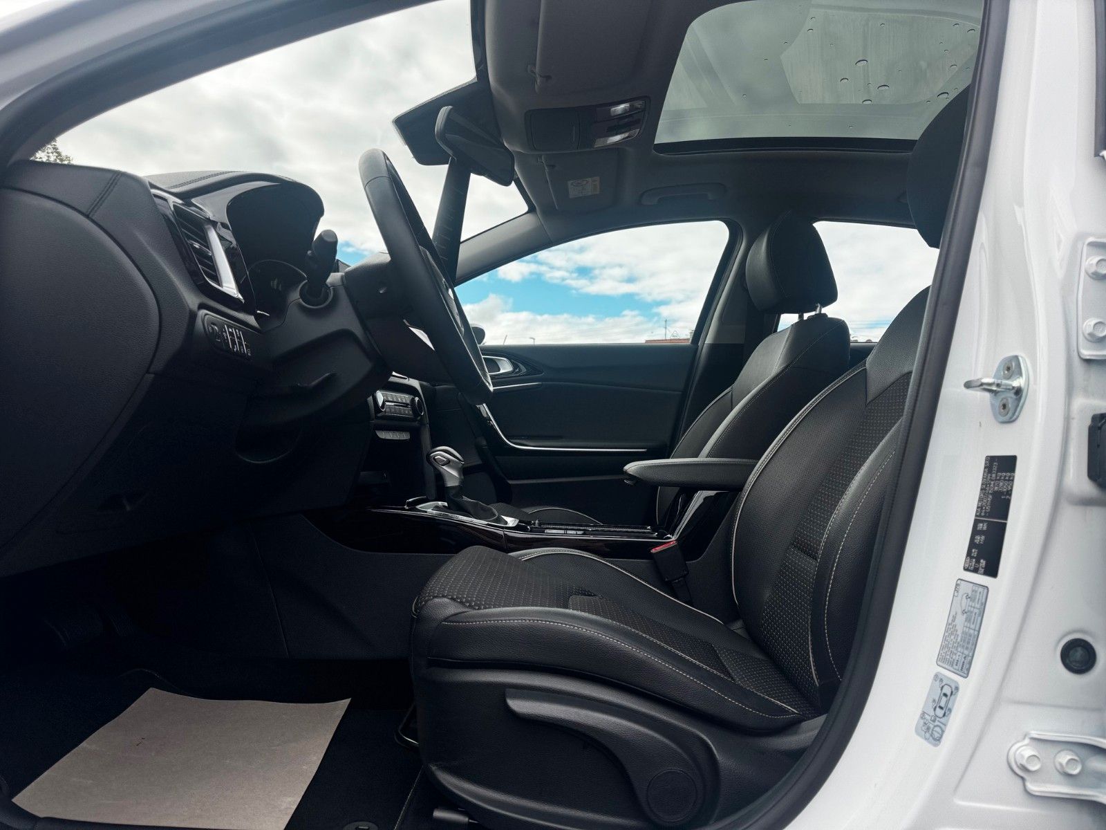 Fahrzeugabbildung Kia XCEED 1.5T SPIRIT 160PS NAV GLASDACH