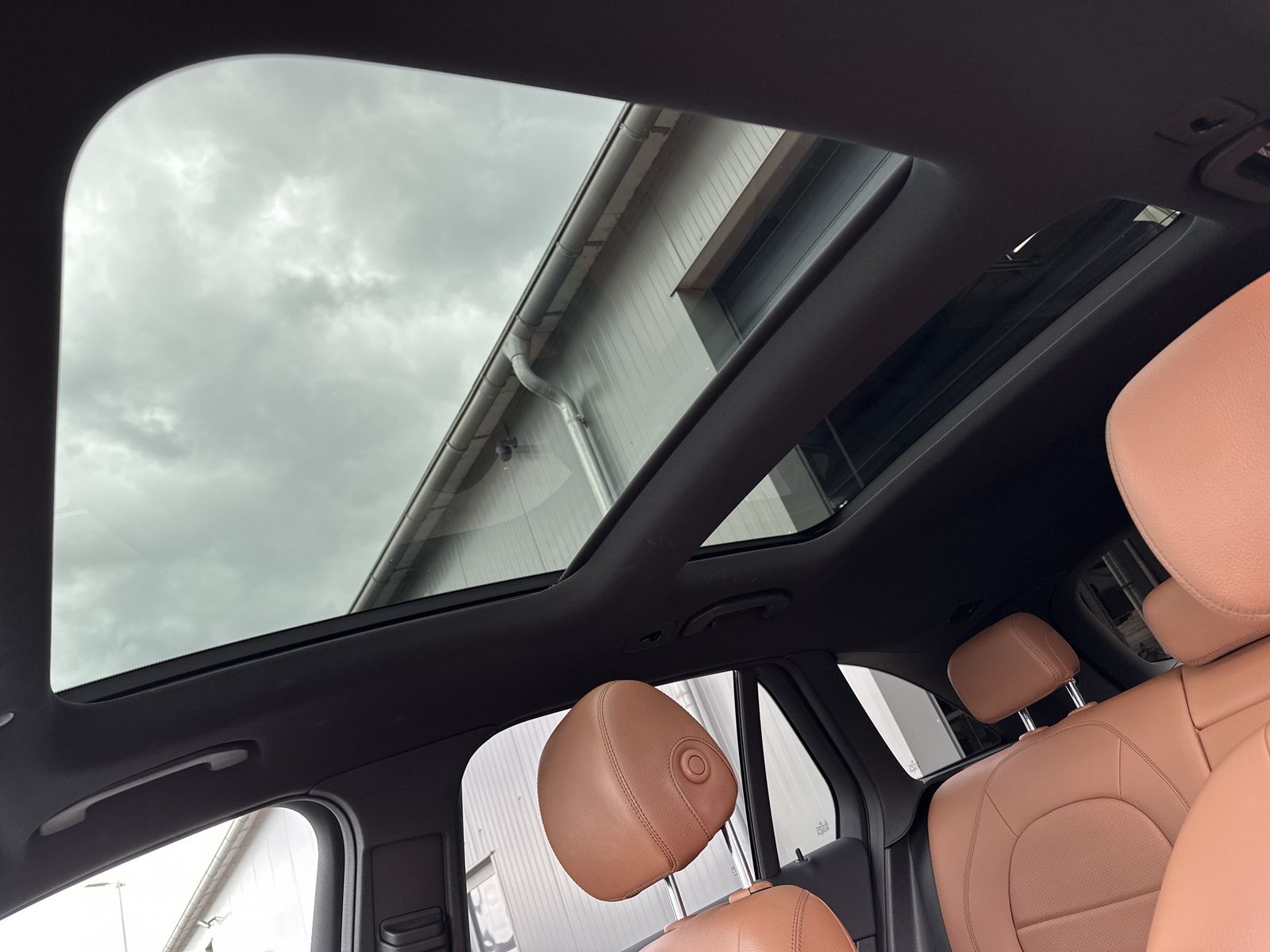 Fahrzeugabbildung Mercedes-Benz GLC 300d 4M AMG-Line NAV+LED+AHK+KAMERA+PANO+DAB