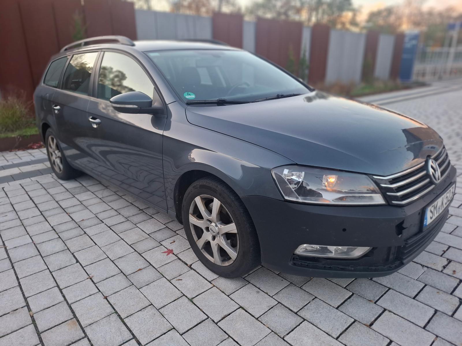 Volkswagen Passat 2011 — rear view