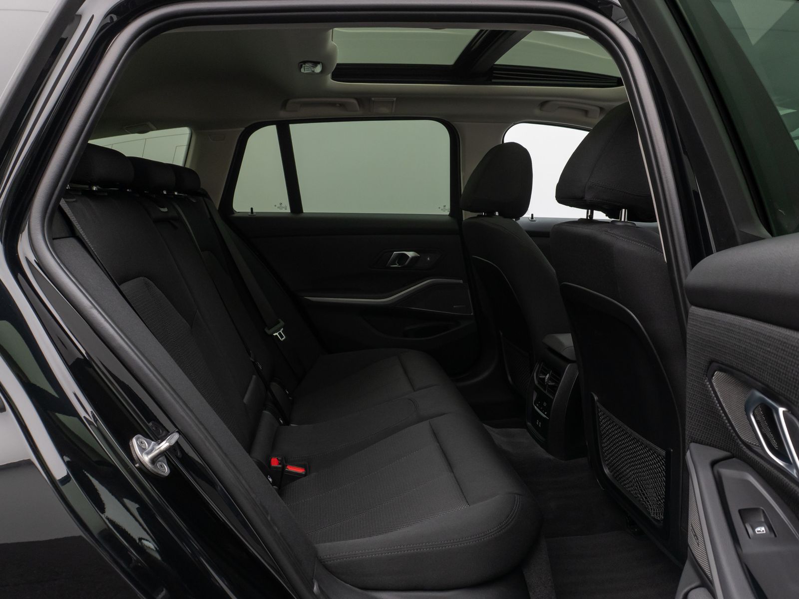 Fahrzeugabbildung BMW 330d Panorama Kamera H/K DAB Komfort Alarm LED