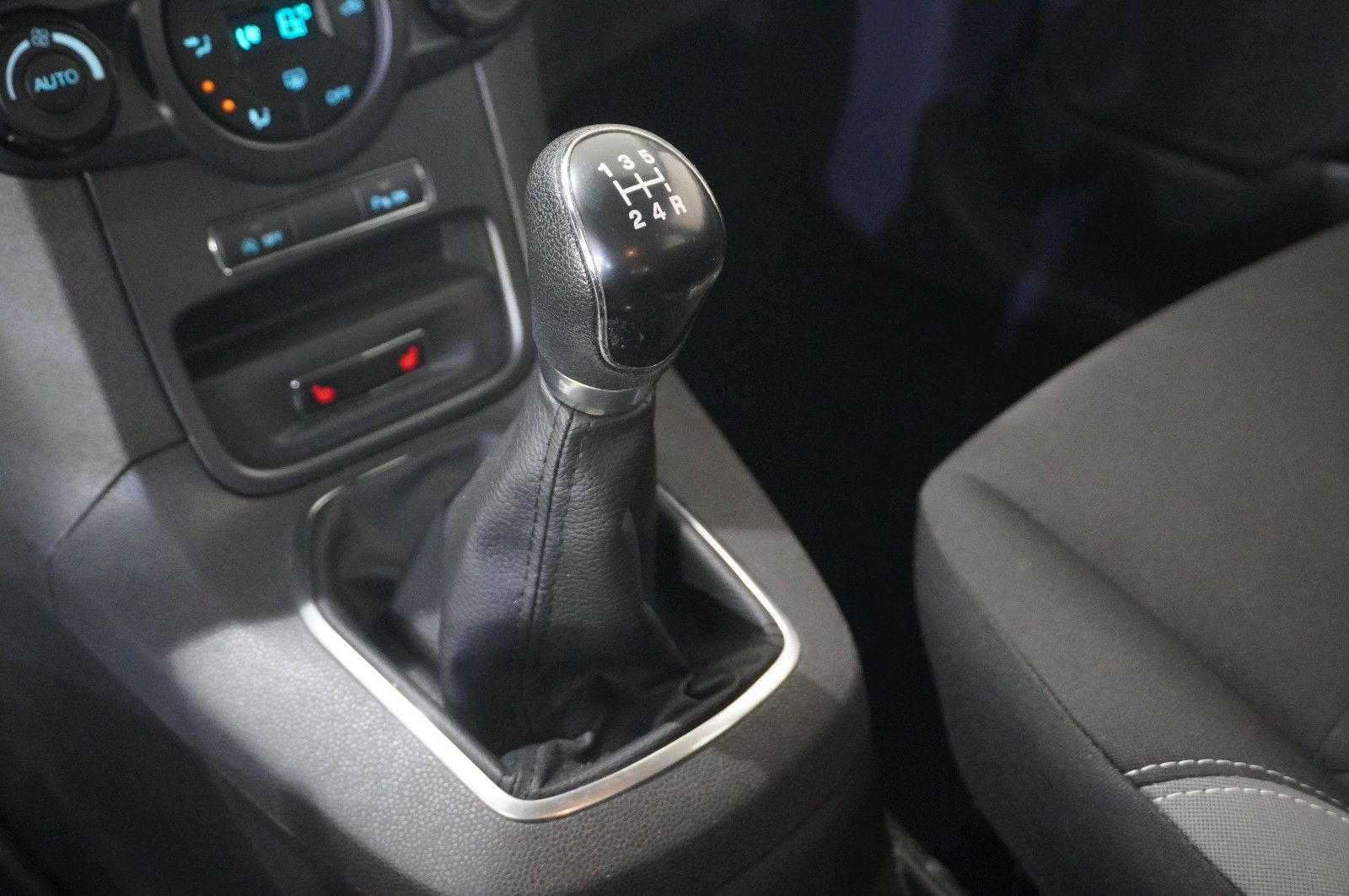 Fahrzeugabbildung Ford Fiesta 1,0 TREND 5-TÜR LED/SHZ/PDC/NEBEL/USB