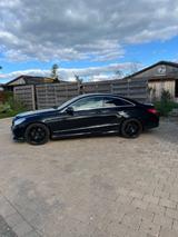 Mercedes-Benz E-200 - schwarze Mercedes-Benz 200