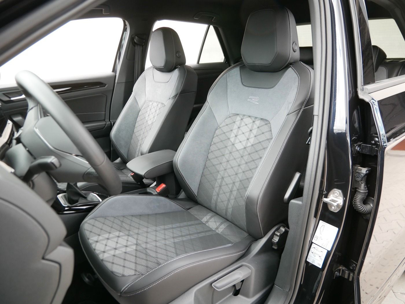 Fahrzeugabbildung Volkswagen T-Roc 1.0 R-Line NEU41T MATRIX ACC Kamera SHZ+LH