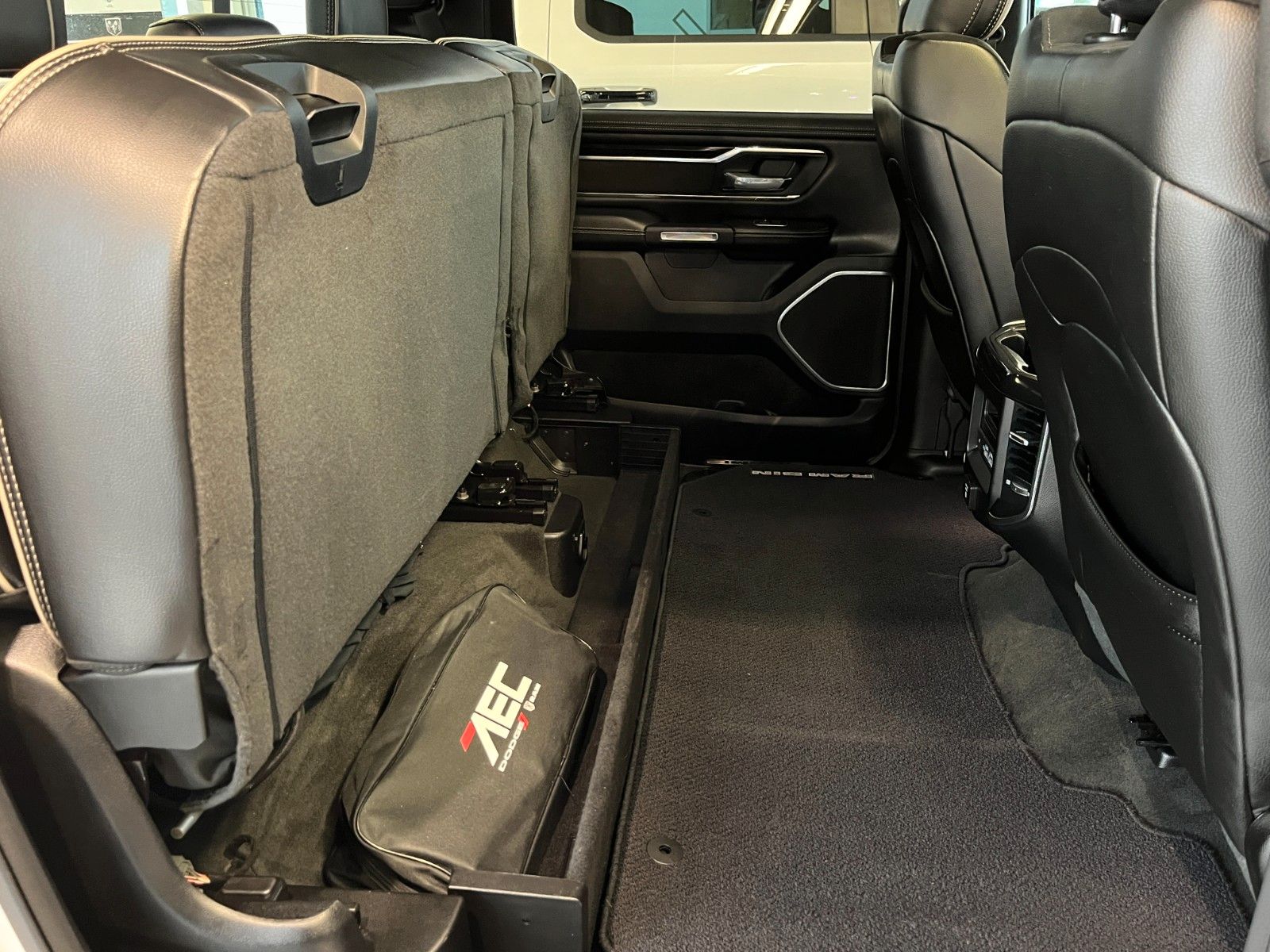 Fahrzeugabbildung Dodge RAM 1500 Crew Cab Laramie Night *Luftf.*Pano*LPG