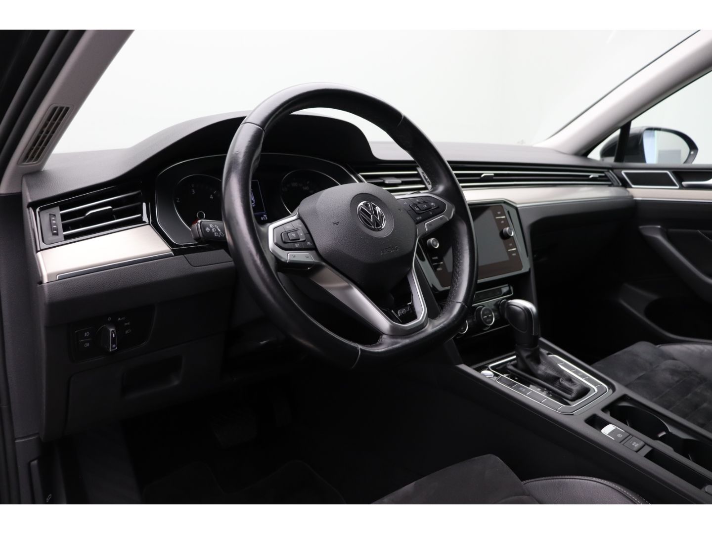 Fahrzeugabbildung Volkswagen Passat Variant 2.0 TDI DSG elegance R-LINE AHK
