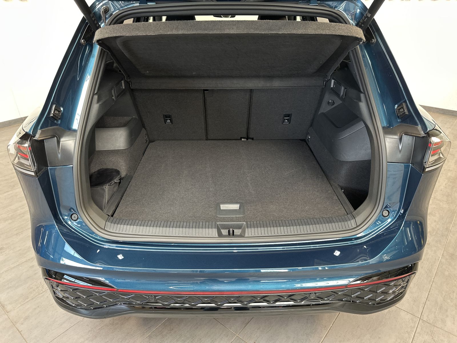 Fahrzeugabbildung Volkswagen Tiguan 1.5 eTSI R-Line DSG NAVI+LED+ACC+AHK+SHZ