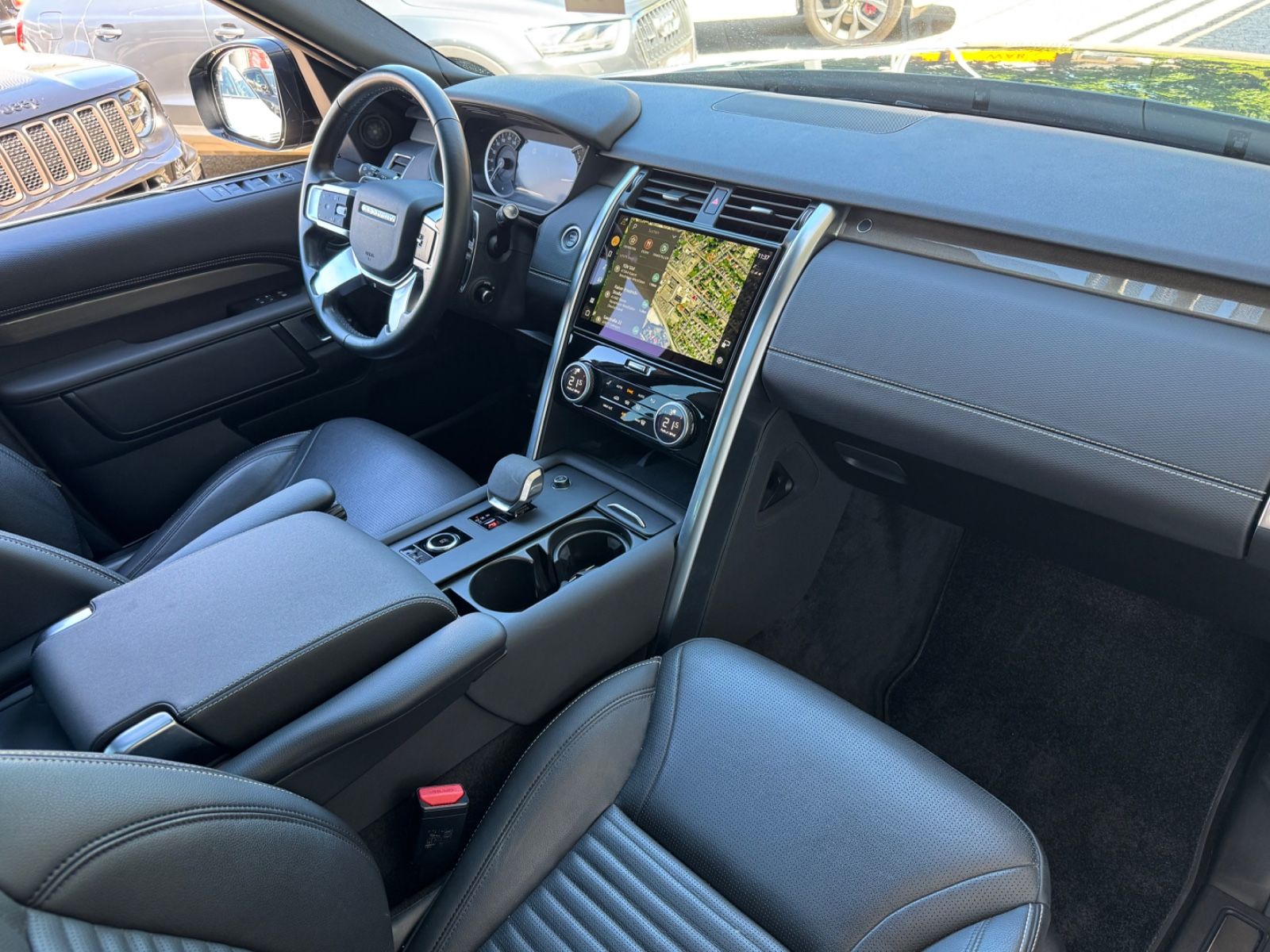 Fahrzeugabbildung Land Rover Discovery  R-Dynamic AWD/7-SITZER/360'°Cam/AHK
