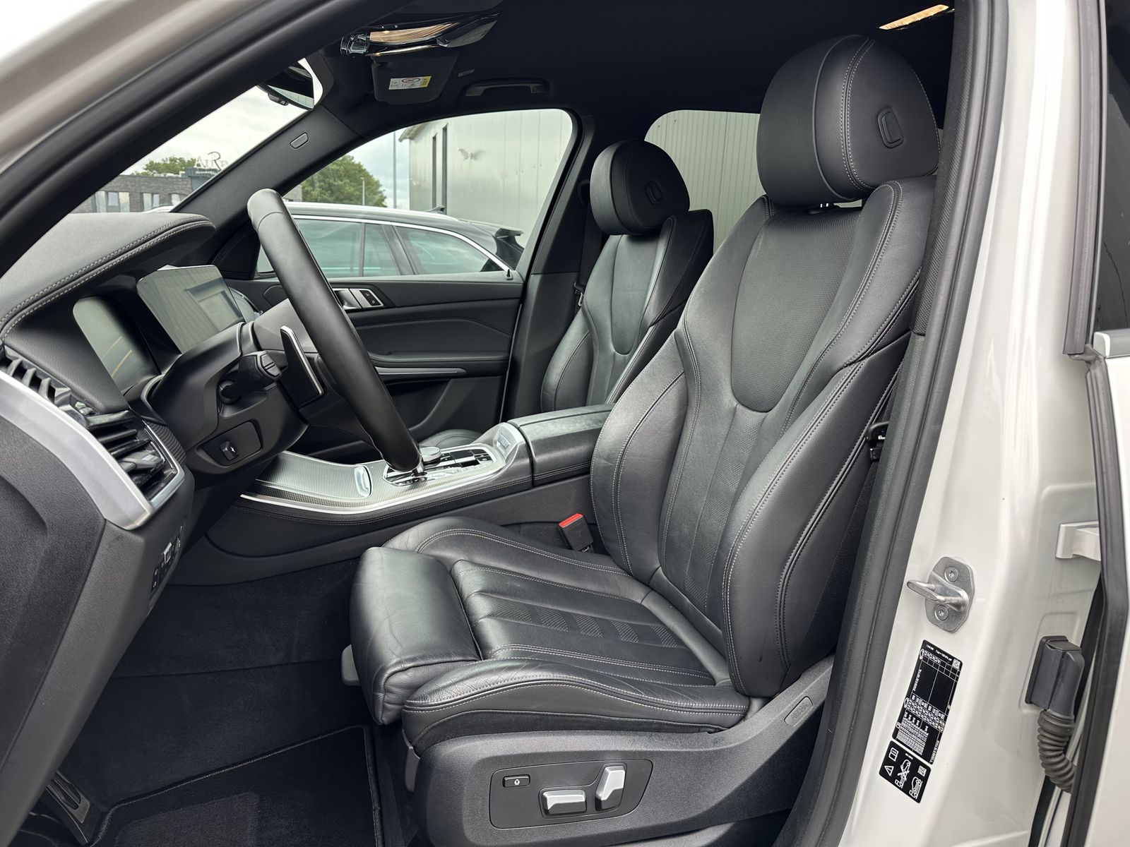 Fahrzeugabbildung BMW X5 xDrive30d M-Sport NAV+LED+AHK+HEAD-UP+21ZO+PP