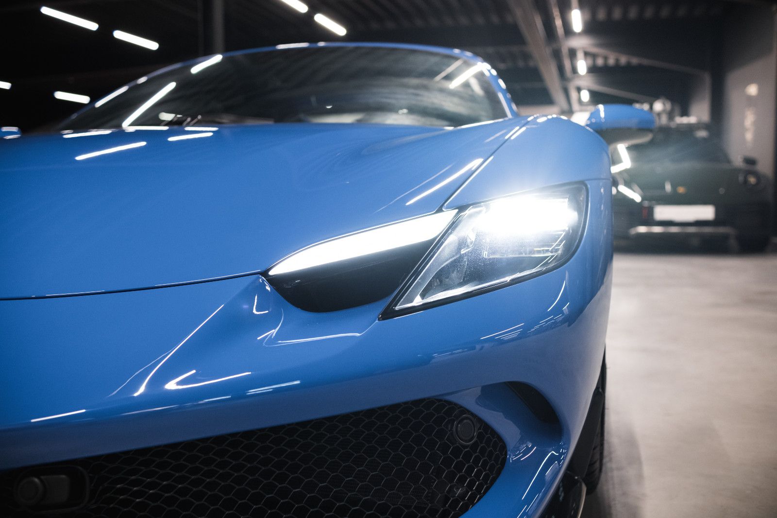 Fahrzeugabbildung Ferrari 296 GTS Sonderfarbe-Lift-Carbonsitz-Hifi-System