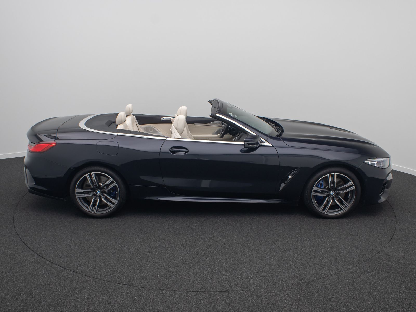 Fahrzeugabbildung BMW 840i xD Individual B&W SoftCl Laser 360°HUD Voll