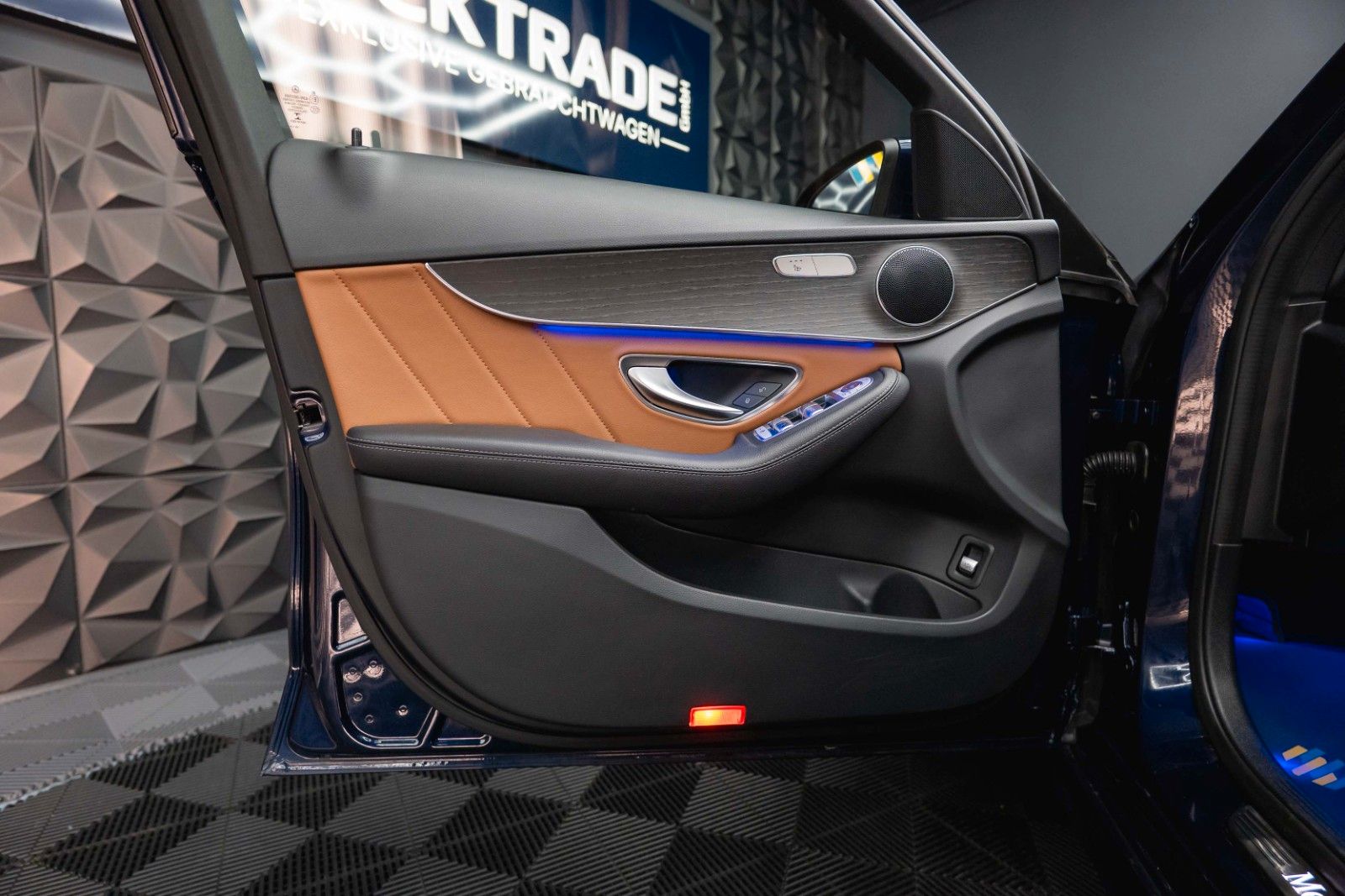 Fahrzeugabbildung Mercedes-Benz C 300 AMG | ACC | Pano | Mulitbeam | Widescreen