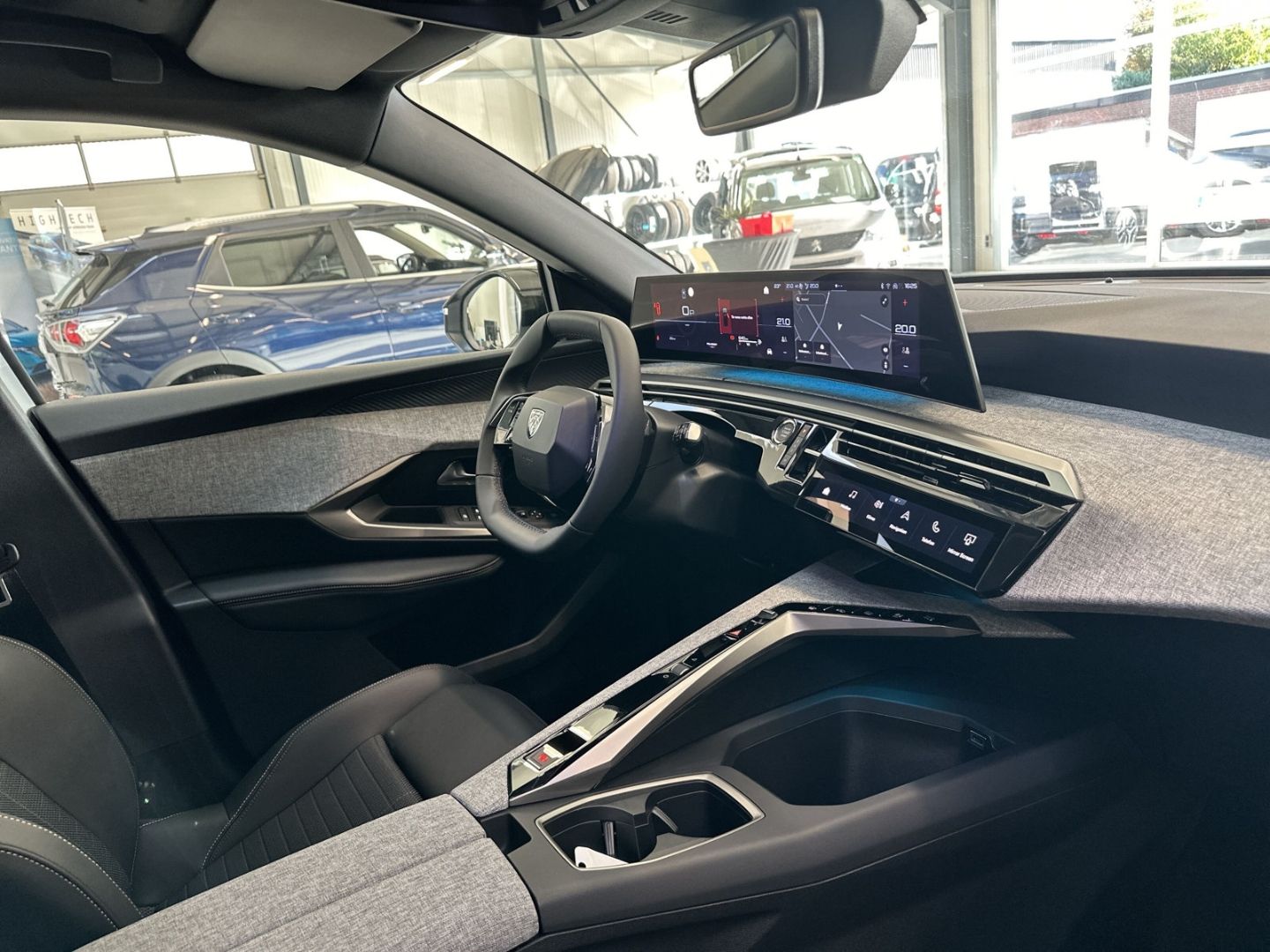 Fahrzeugabbildung Peugeot 5008 Hybrid 1.2 EU6e Allure HYBRID 136 e-DSC6
