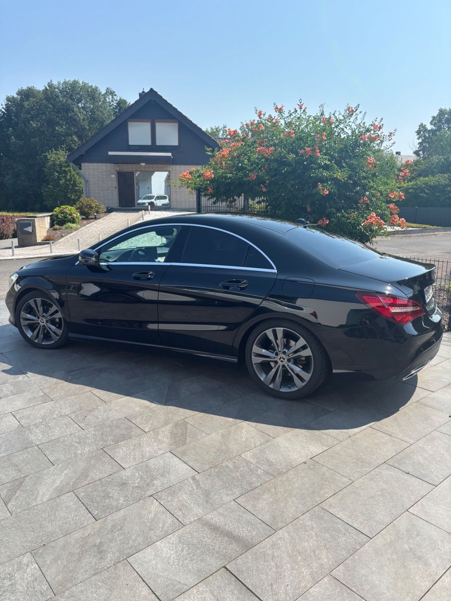 MERCEDES-BENZ CLA 200 -