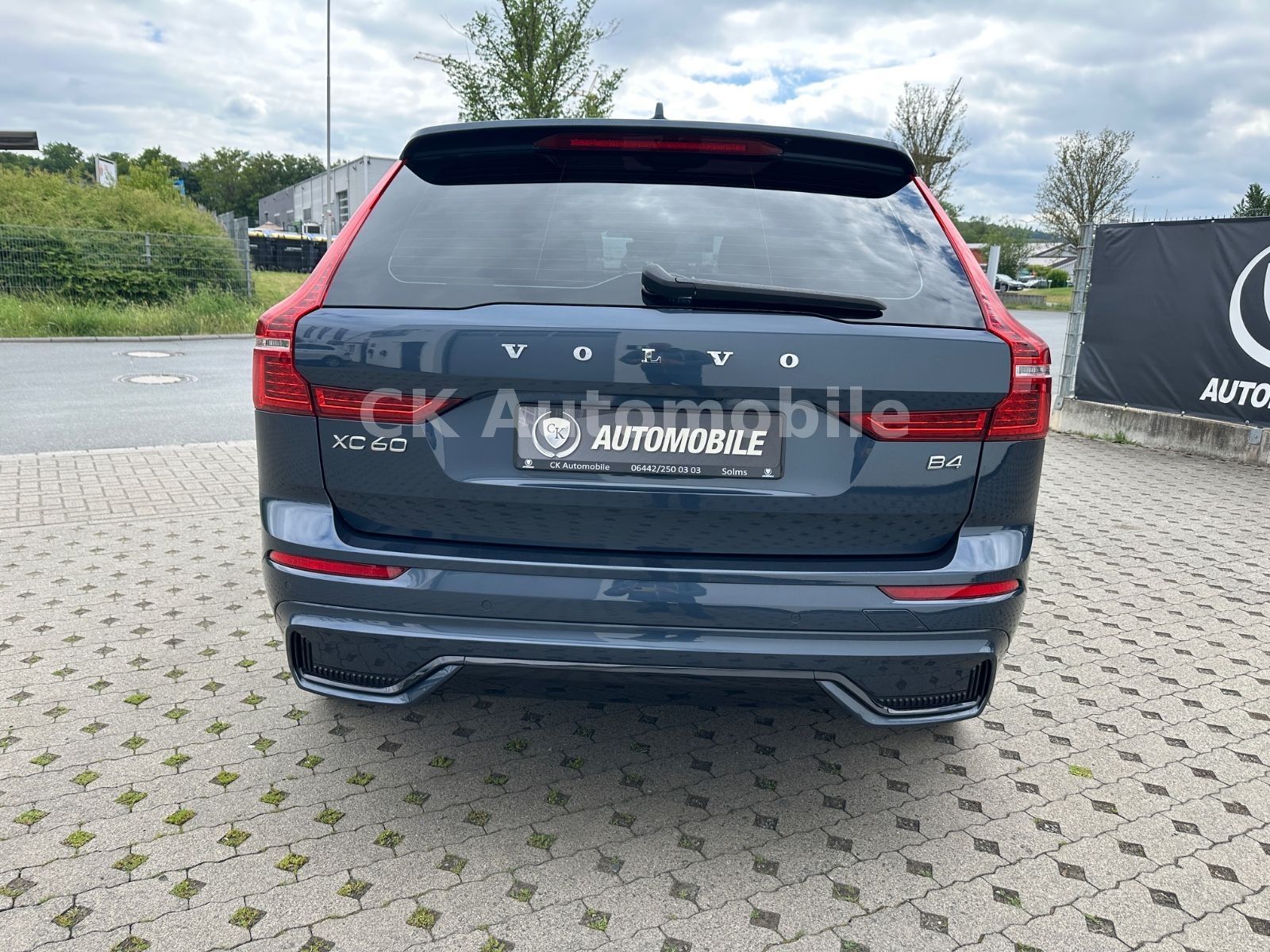 Fahrzeugabbildung Volvo XC60 B4 R Design 2WD/Navi/Pano/Kamera/LED