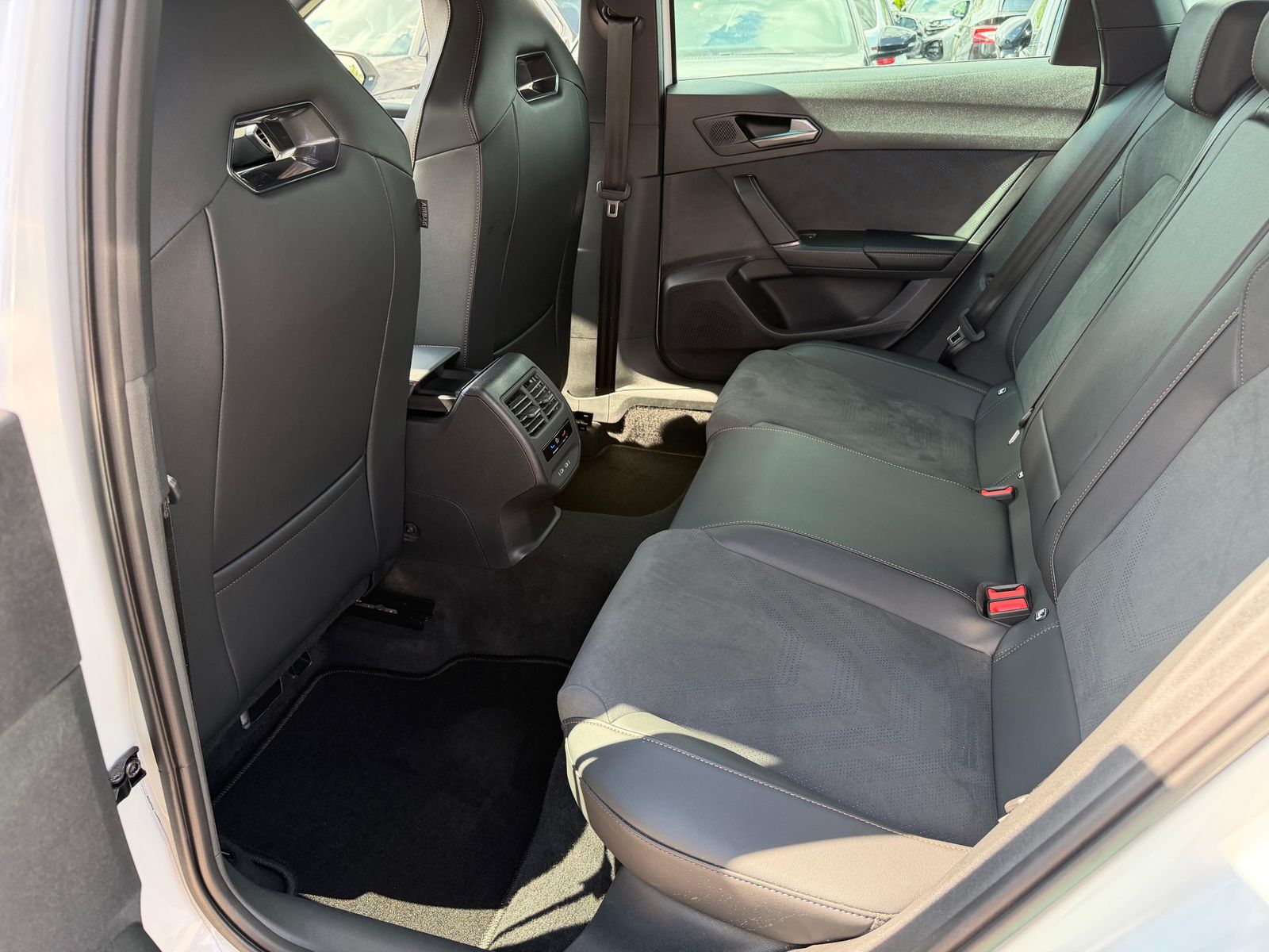 Fahrzeugabbildung CUPRA Leon 1.5 eTSI DSG AHK*DYNAMICA*EDGE*LED*5JGARAN.