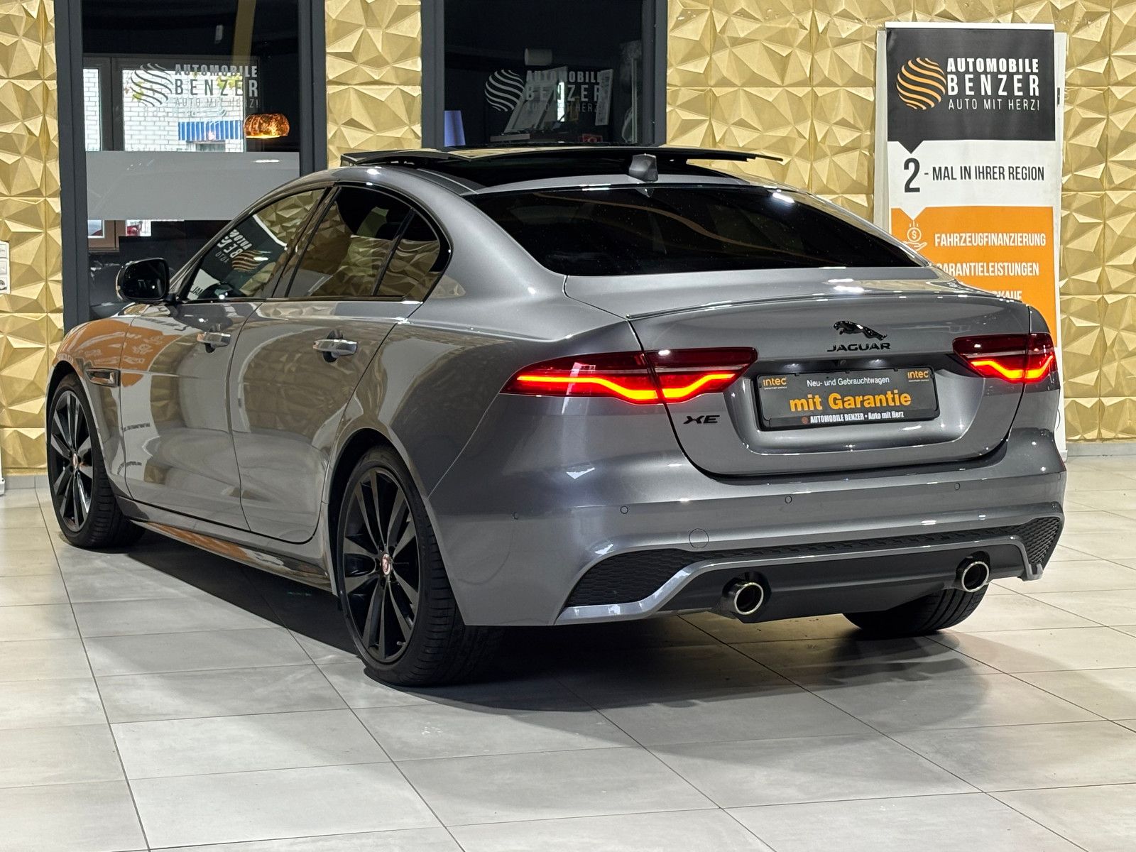 Fahrzeugabbildung Jaguar XE R-Dynamic Black/360''KAM/PANO/EXCLUSIV/MERIDI
