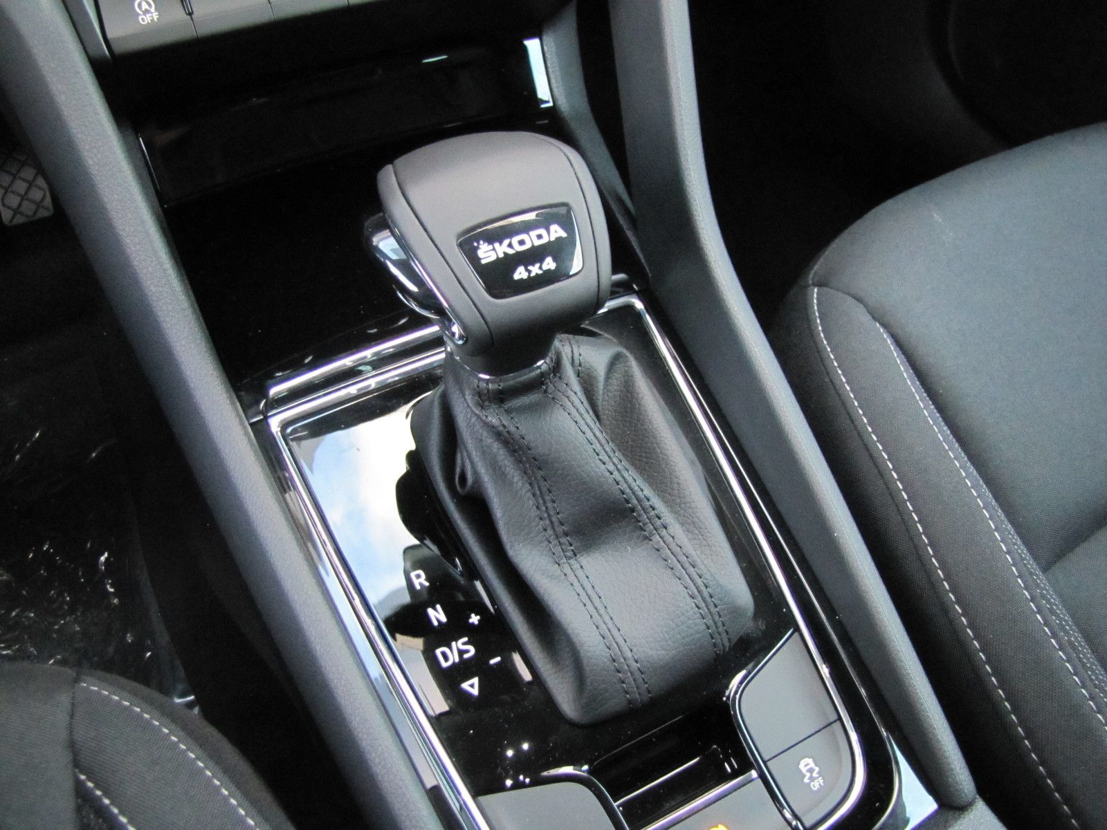 Fahrzeugabbildung SKODA Karoq Selection 2.0l TDI 150PS 7-Gang DSG 4x4