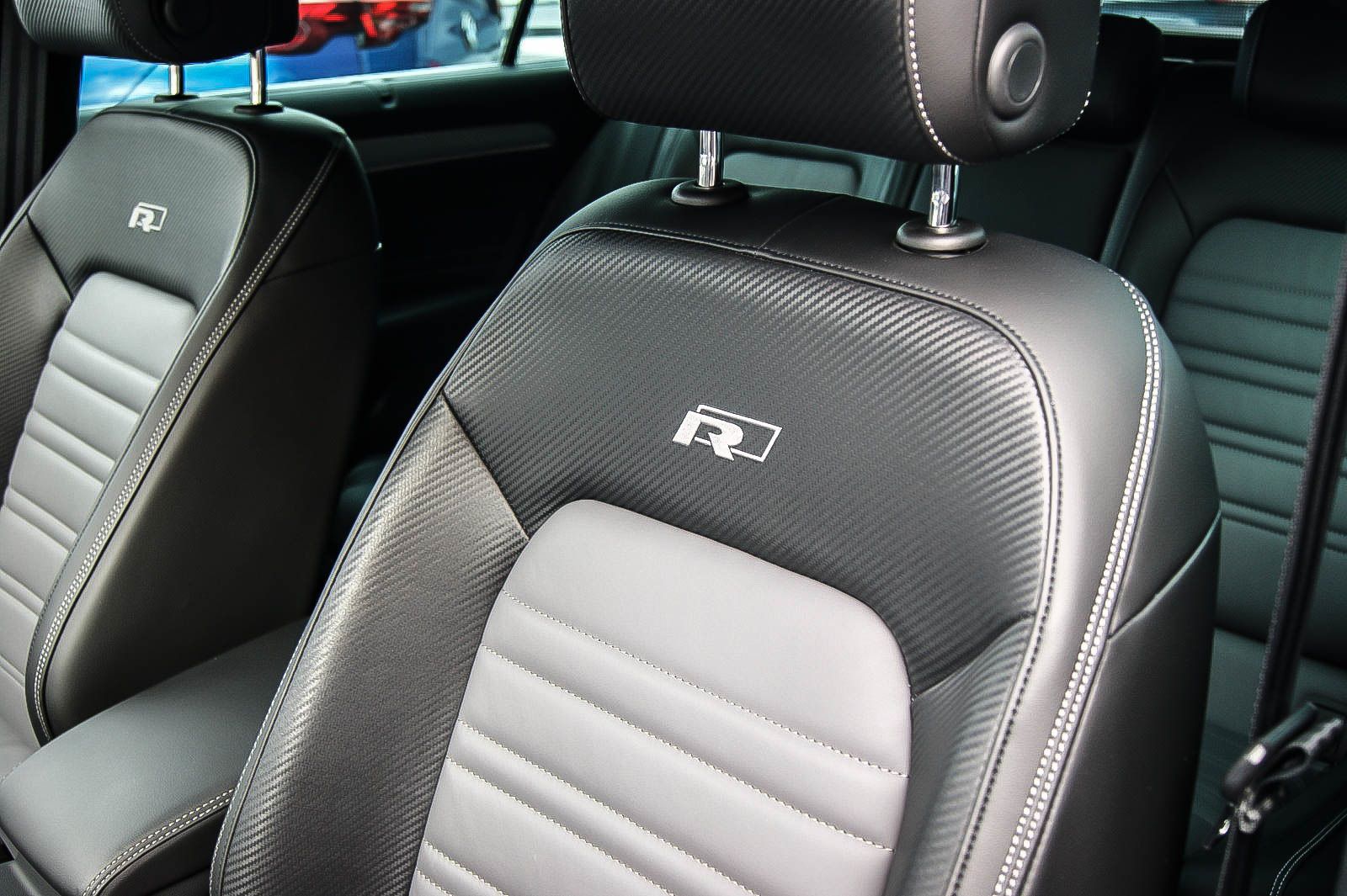 Fahrzeugabbildung Volkswagen Passat Variant 2.0TDI DSG R-LINE ANHZV STANDHZG