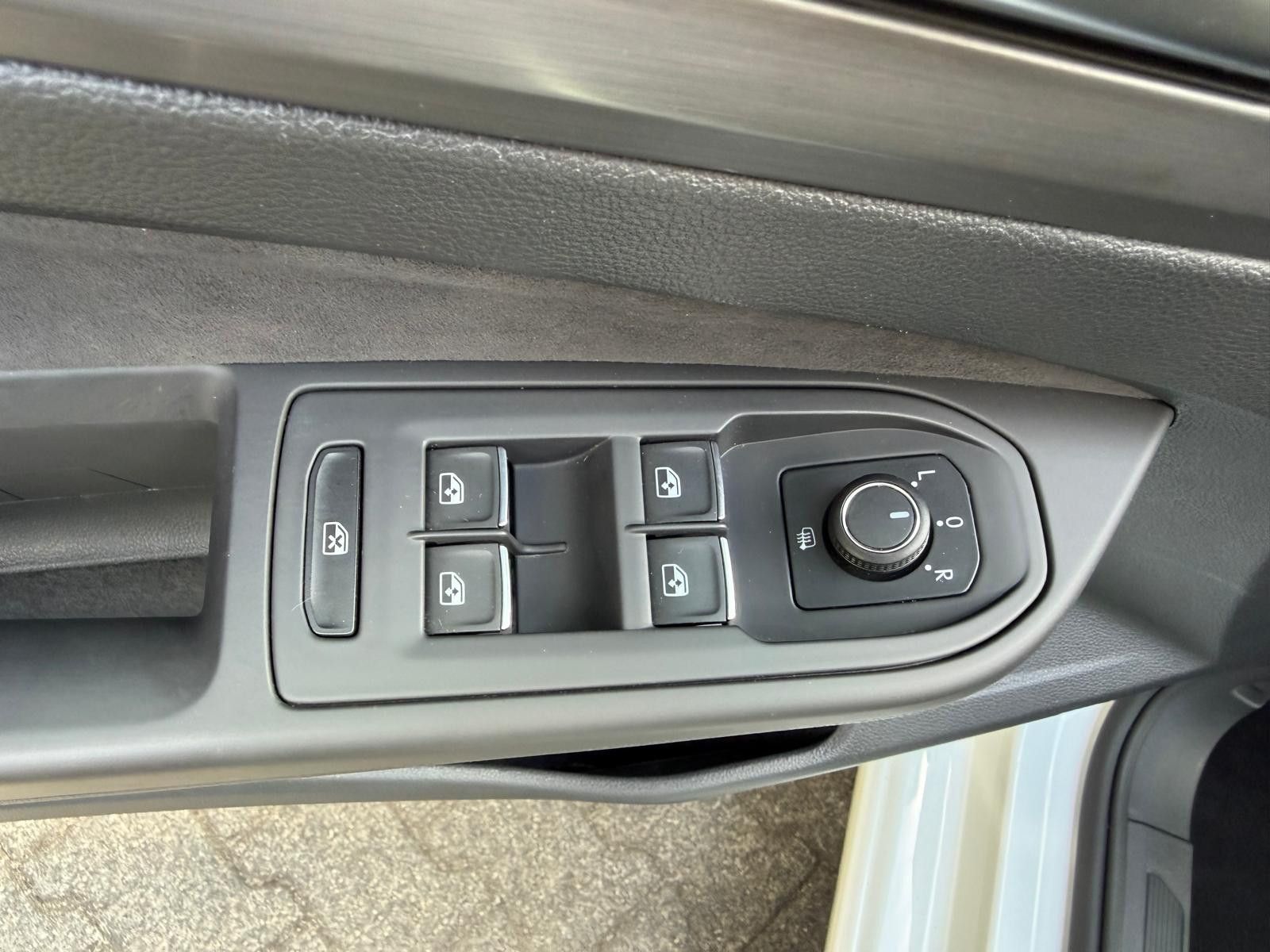 Fahrzeugabbildung Volkswagen Golf 1,5 eTSI Style >MEMO+LED+MASS+SHZ+PDC+ACC+