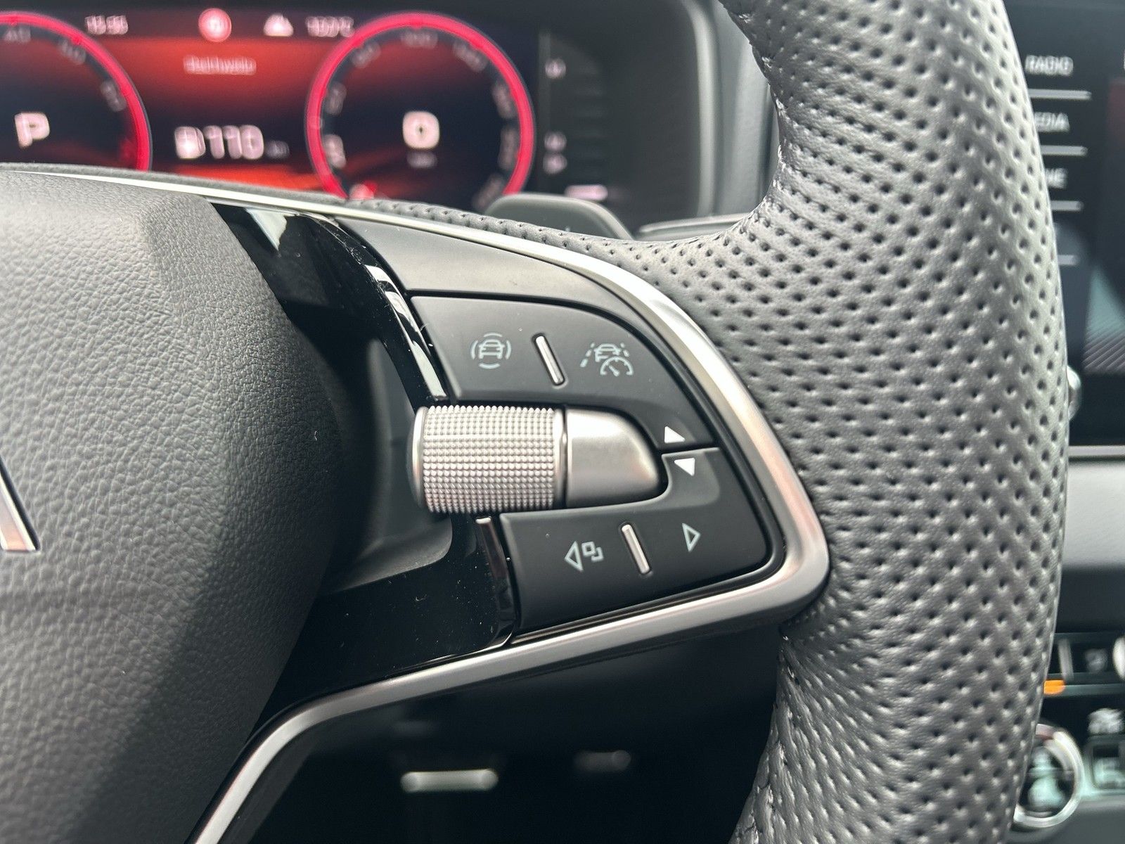 Fahrzeugabbildung SKODA Karoq TSI Sportline 4x4 AHZV MATRIX RFK ACC NSW