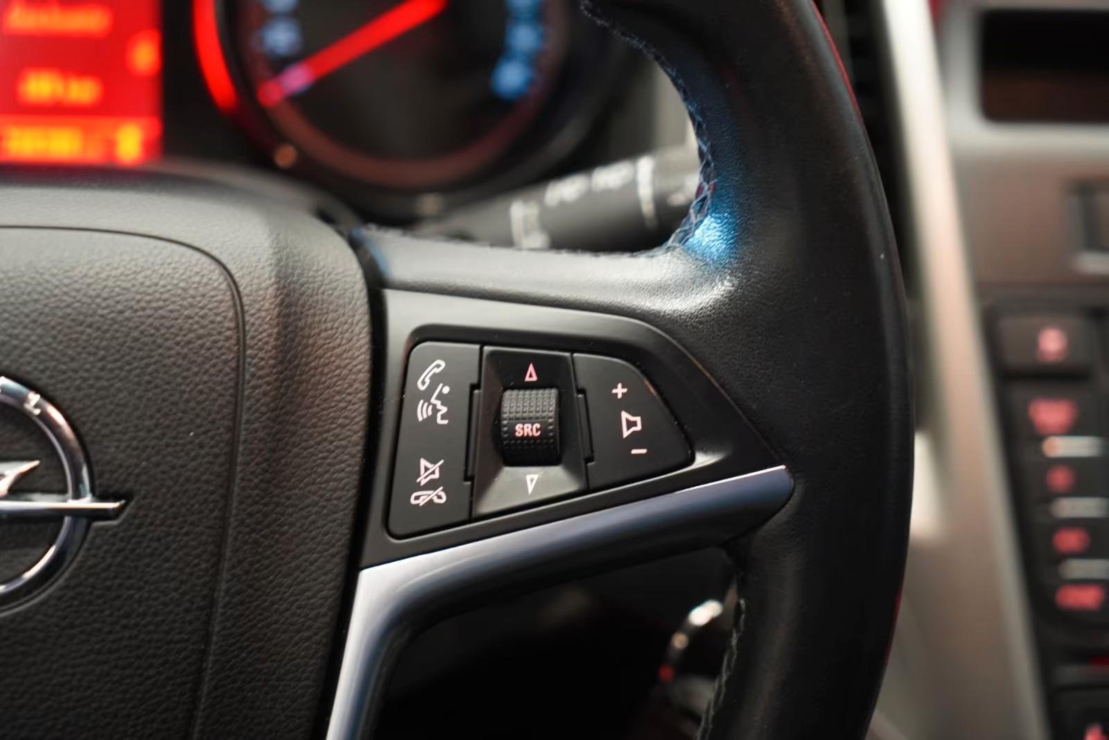 Opel Astra 2012 — photo 16