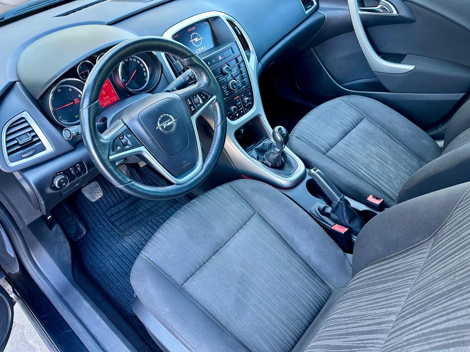 Opel Astra 2011 — photo 8