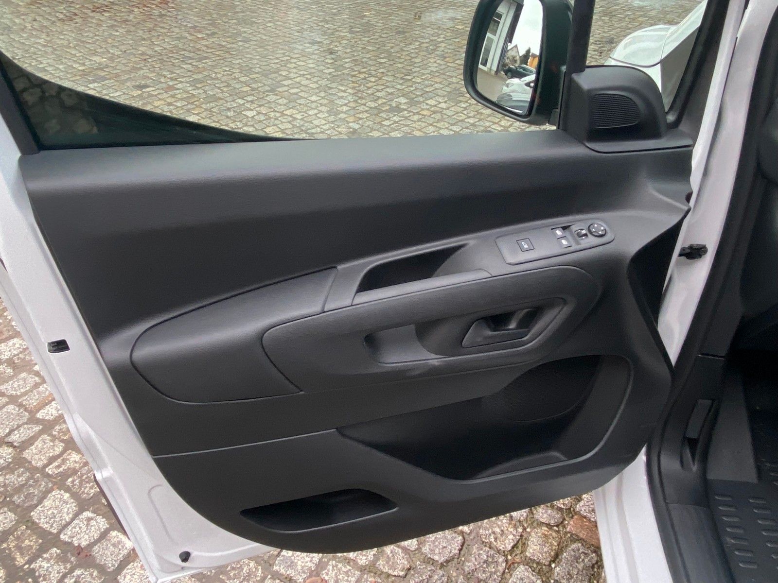 Fahrzeugabbildung Opel Combo Cargo 1,5D *SHZ *PDC *Klima *DAB +Freispe.