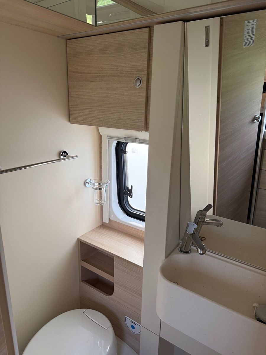 Fahrzeugabbildung Eura Mobil Van V 595 HB Pop-Up Dach, Captain-Chair-Sitze