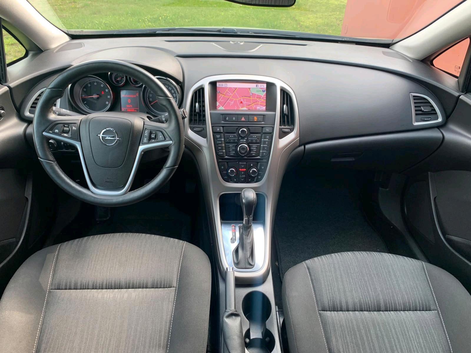Opel Astra 2011 — photo 10
