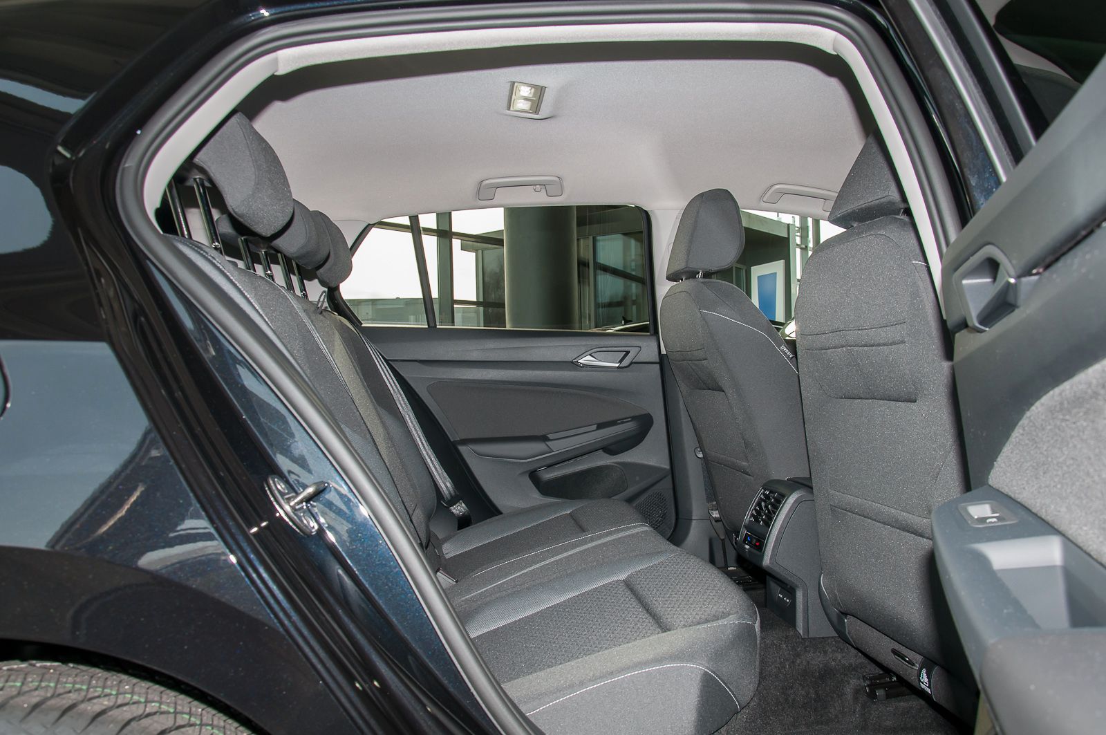 Fahrzeugabbildung Volkswagen Golf VIII 1.5 eTSI Active Alu LED Navi Sitzh. Ka