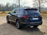 Volkswagen Tiguan Allspace 2.0 TDI DSG 4MOTION AHK R-LINE - Volkswagen Tiguan Allspace mit Diesel-Antrieb: Schwarz, Alcantara, Standheizung