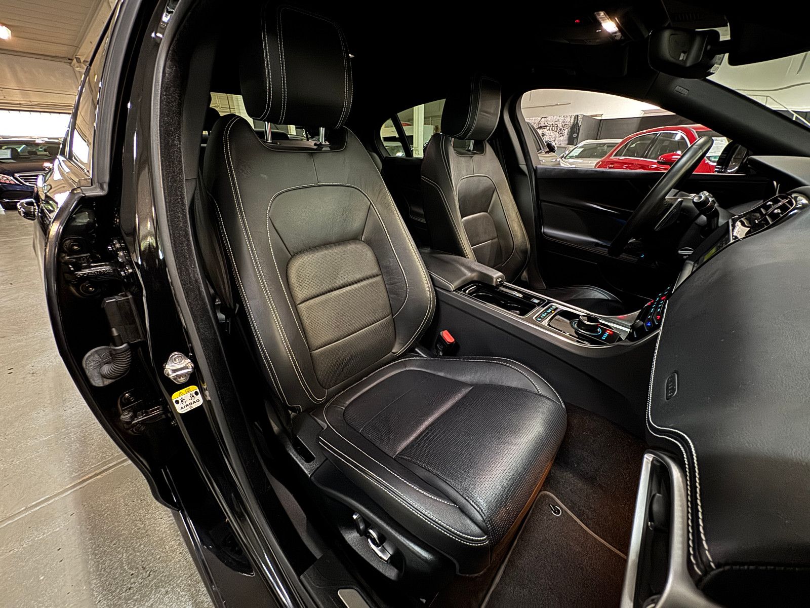 Fahrzeugabbildung Jaguar XE 2.0 d 8GT LANDMARK R-SPORT BLACK EDITION VOLL