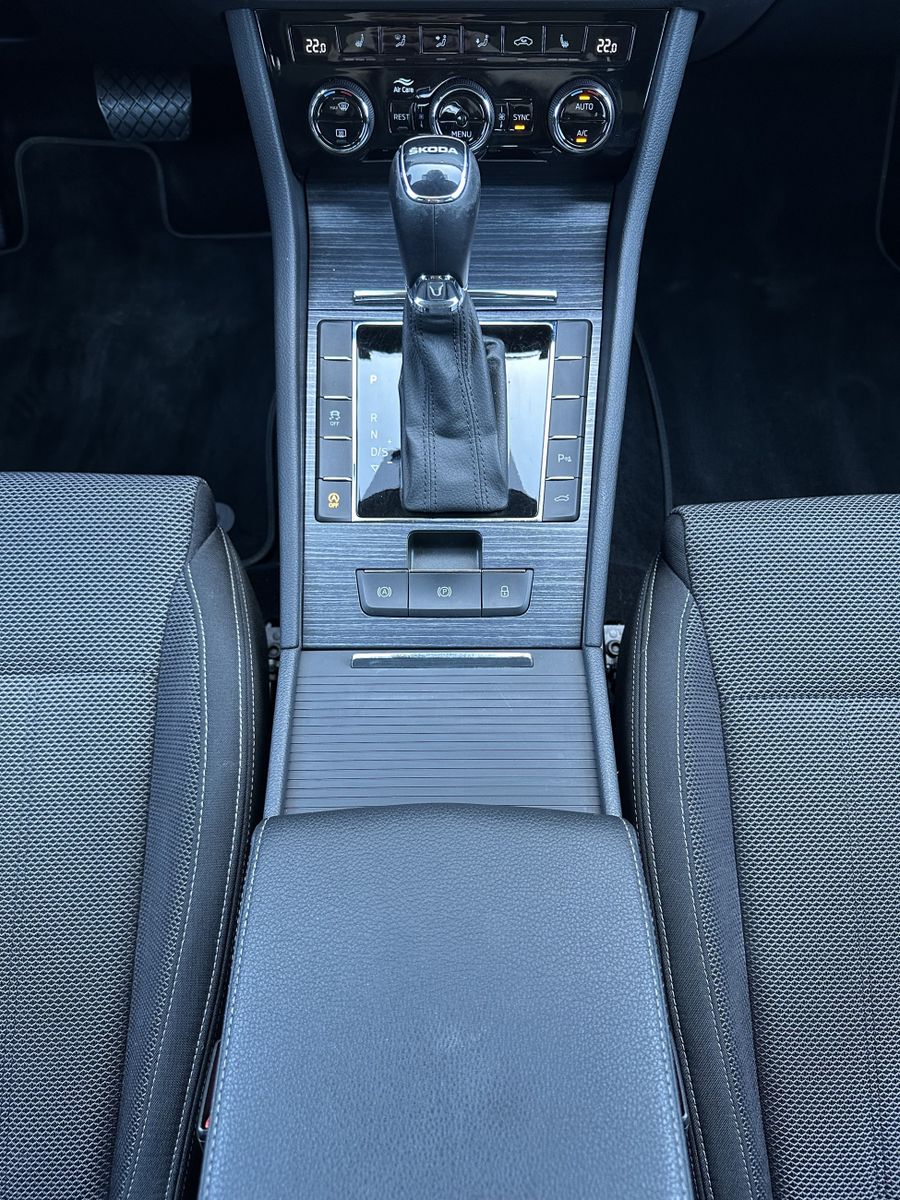 Fahrzeugabbildung SKODA Superb Combi 2.0 TSI DSG Style NAV+LED+ACC+AHK