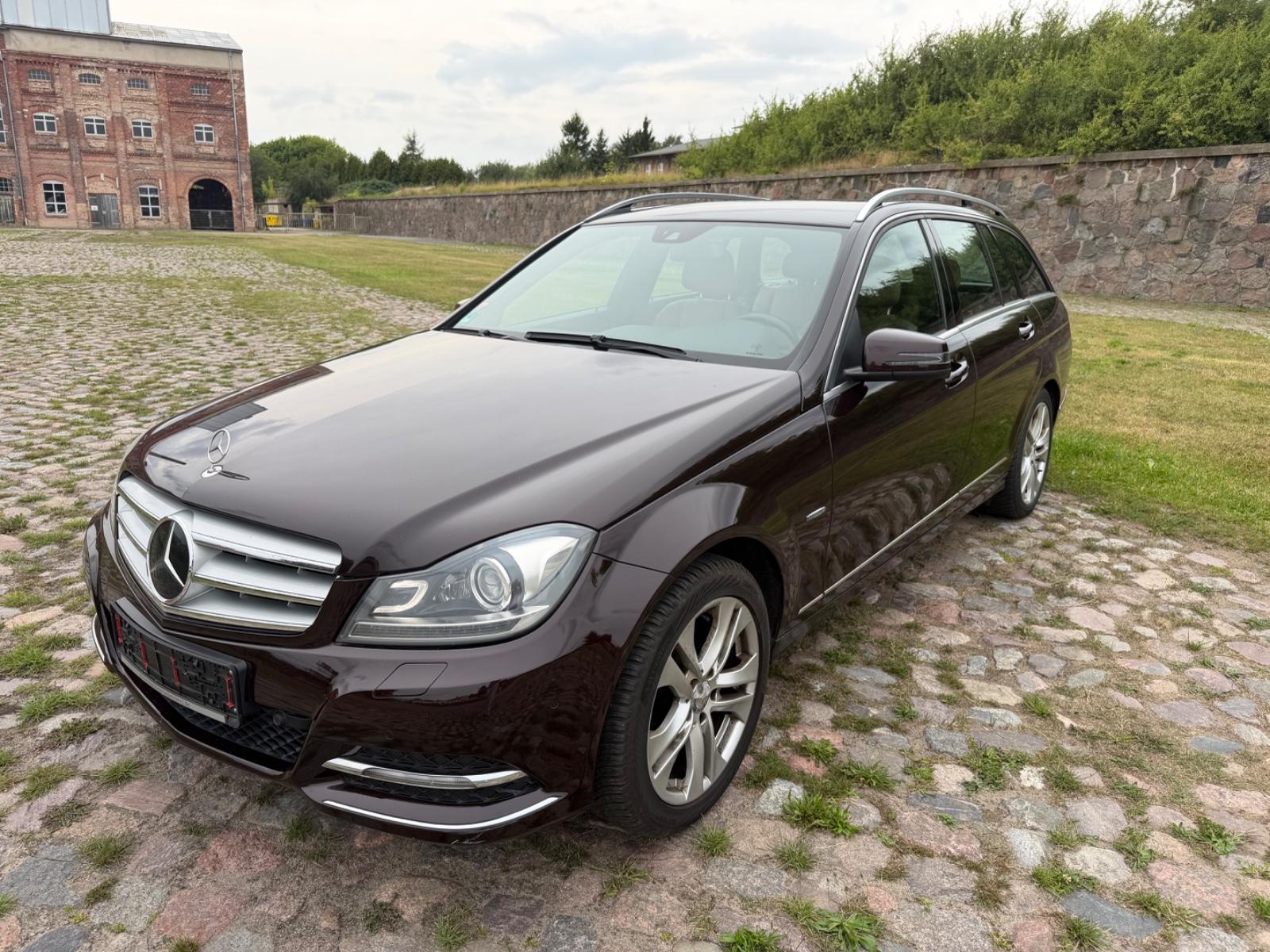 Mercedes-Benz C200 2011 — photo 10
